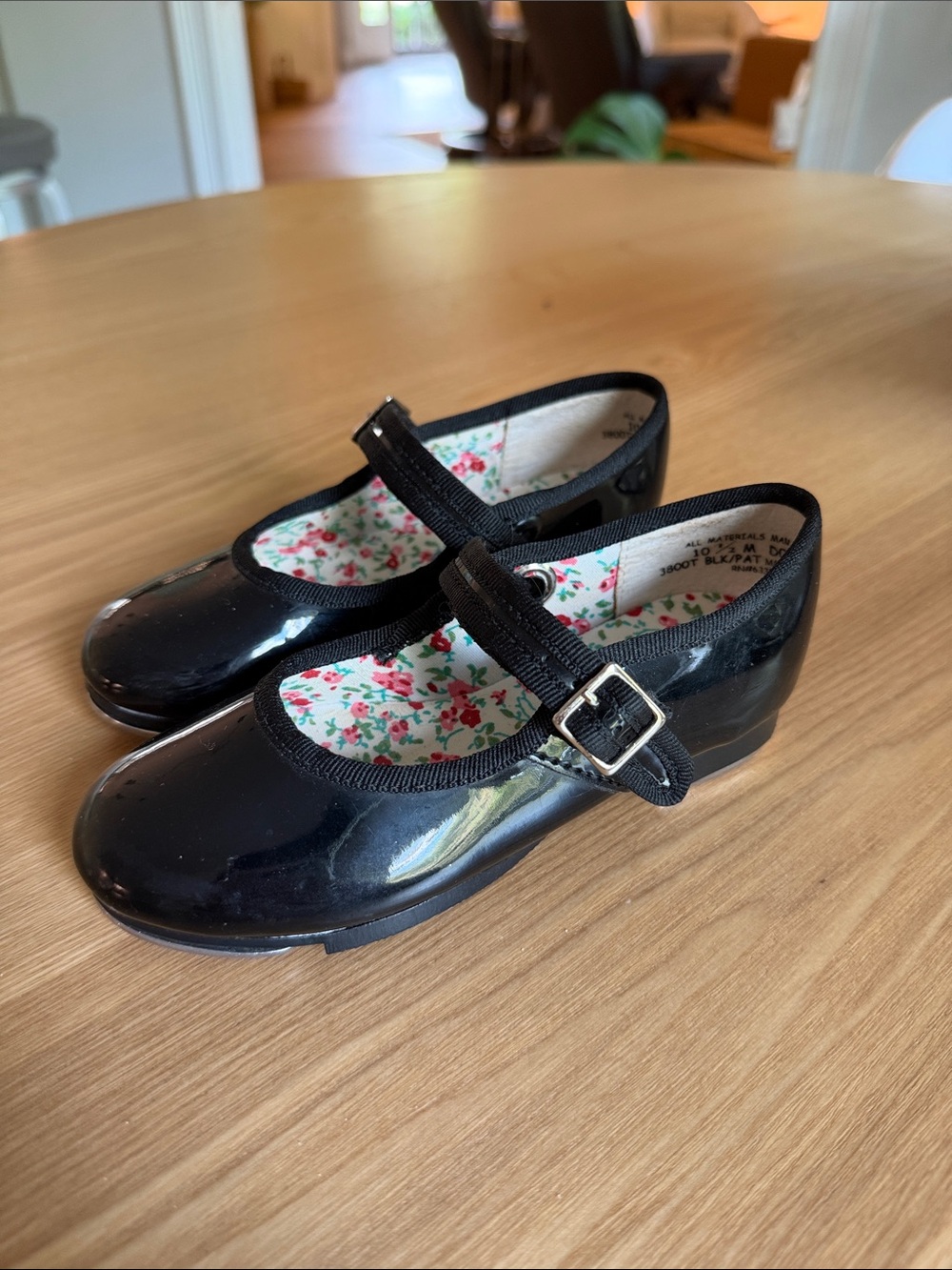 Capezio little girls black patent tap shoes 10.5M